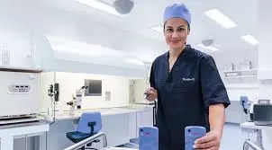 Une biologiste du centre d'AMP de la clinique Mathilde présente fièrement les lecteurs eWitness®, confirmant la mise en place de ce système de sécurité de pointe.